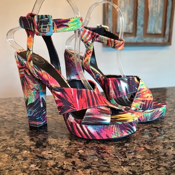 Misguided tropical Heels with Bold Design NWOT 8 - Picture 1 of 12